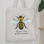 Honeybee Bumblebee Queen Bee Söt | Anpassat namn Tygkasse<br><div class="desc">Den här toppen honungsbin i påsen har ett original teckning av en gult och ett svart bin. Det har mer vitt-blått vingar som är utspridd som redot att flyga. Den här originalen, naturen - inspirerad design är perfekt för alla drottningar. Fyll i den enkla mallen om du vill ändra de...</div>