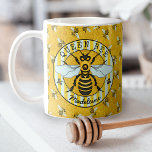 Honeybee Bumblebee Queen Bee Söt | PERSONLIG Kaffemugg<br><div class="desc">Den här toppen honungsbin mugg har en originalbild av en gult och ett svart bin på en randig bakgrund. Det har mer vitt-blått vingar som är utspridd som redot att flyga. Bakom den, bina buzz på bikakan. Den här naturen - inspirerad design är perfekt för alla drottningar. Det skulle också...</div>