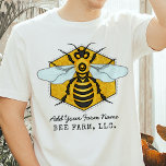 Honeybee Honeycomb Bee Farm Apiary Personlig Tee<br><div class="desc">Den här honungsbin t-shirt har ett stort bin över en ljus, ljusstark honungskomb-bakgrund. Gulten och svarta bin har vitt-blått vingar som sprider sig ut som redot att flyga. Bakgrunden är en söt guldbivhonungskomb. Använda mallen för att lägga till text som du vill ha, till exempel bigården namn eller biodlare eller...</div>
