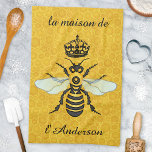 Honeybee Honeycomb Fransk Bee Elegant Anpassat nam Kökshandduk<br><div class="desc">Den här vackra kökshandduken för honungsbin visar ett stort bin och krona över en ljus, ljusstark honungskambakgrund. Gulten och svarta bin har mer vitt-blått vingar som är utspridda som redot att flyga. Bakgrunden är en söt guldbikupa mönster. Använda mallarna för att enkelt kunna ändra fälten. Lägg till din familj namn...</div>