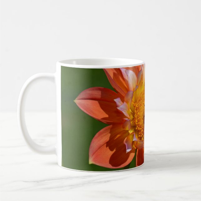 Honeybee på orange dahlia-blomma kaffemugg (Vänster)