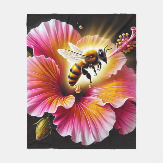 Honeybee Pollination a Blooming Bright Hibiscus Fleecefilt (Framsidan)