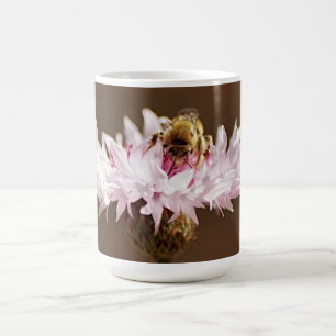 Honeybee vid Rosa Flower Mugg Kopp