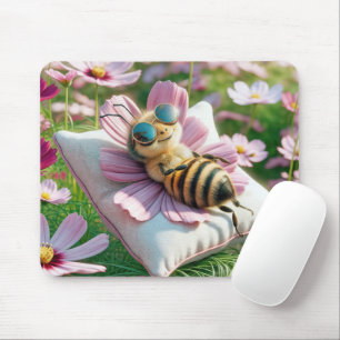 Honeybee vilar på en fyllning musmatta