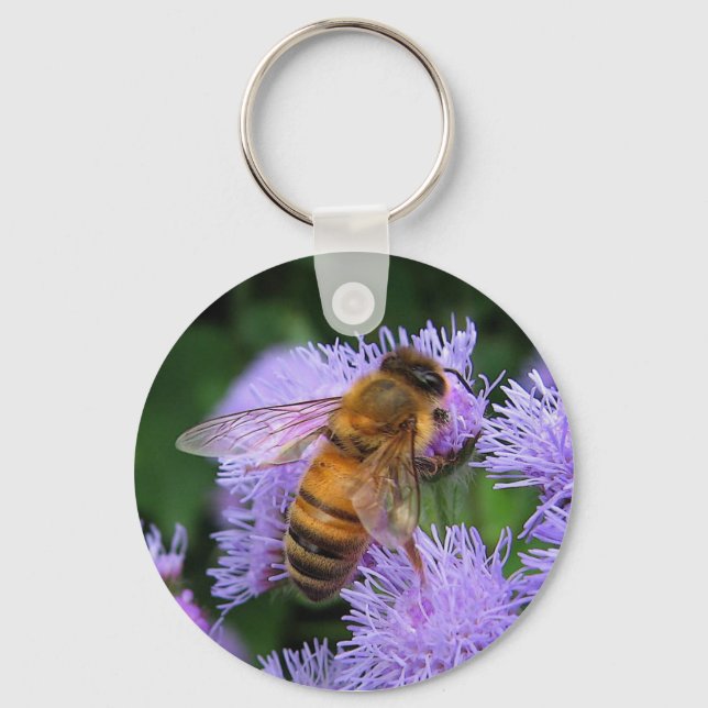 Honeybeon på Lila Ageratum Flowers Keychain Nyckelring (Framsida)