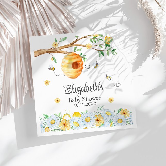 Honeycomb Bee Chamomile Baby Shower Pappersservett (Honeycomb Bee Chamomile Baby Shower Napkins on a white sunny table.)