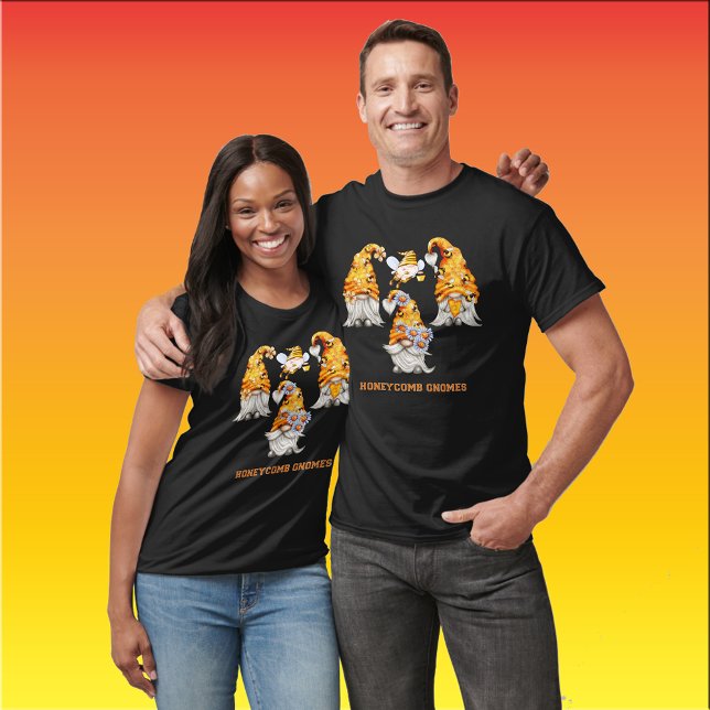 Honeycomb Hat Gnome Honung med bin Unisex T Shirt (Honeycomb Hat Gnome Honey with Bees Unisex T-Shirt)