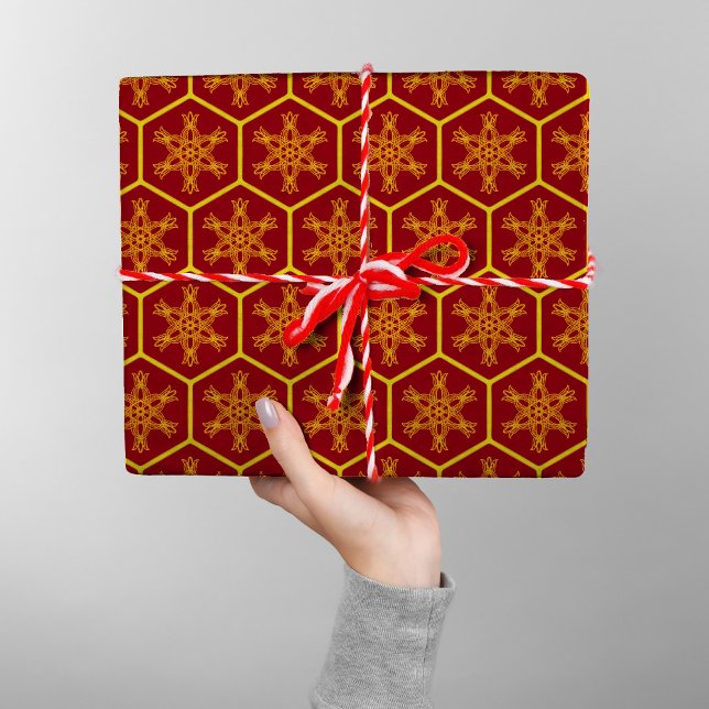 Honeycomb Snowflake Maroon Gult Mönster Elegant Presentpapper (Skapare uppladdad)