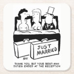 Honeymoon Couple och Best Man i Bed Underlägg Papper Kvadrat<br><div class="desc">Lustigt Bröllop Tecknad av Best Man i sängen med Bride och Bridegroom. Bästa mangåva.</div>
