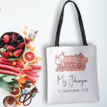 Honeymoon i Elegant Ny gifta Ro Tygkasse<br><div class="desc">Gratulera till dina nylanserade blickar med vår Elegant Ny gifta Ro Guld Logotyp Honeymoon Tote Bag. Den här chicen och anpassadet har en fantastisk logotyp för skript i ro, Ny gifta, guld, med möjlighet att anpassa den med ditt efternamn och bröllop-datum nedan. Perfekt för din smekmånad eller någon romantisk flykting,...</div>