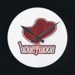 Honeymoon Rund Klocka<br><div class="desc">Honeymoon,  för valentines day,  bröllop,  Honymogåvor,  gifta mig,  kärlek,  i kärlek,  du,  röda hjärtan,  vackra och romantiska,  kärlek två hjärtan,  för att fira giftermål, ..fira honungsmoonerna. Du kan ändra bakgrunden</div>
