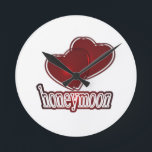 Honeymoon Rund Klocka<br><div class="desc">Honeymoon,  för valentines day,  bröllop,  Honymogåvor,  gifta mig,  kärlek,  i kärlek,  du,  röda hjärtan,  vackra och romantiska,  kärlek två hjärtan,  för att fira giftermål, ..fira honungsmoonerna. Du kan ändra bakgrunden</div>