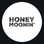Honeymoon Vacation Par Married Matching Honung Runt Klistermärke<br><div class="desc">Honeymoon Vacation Par Married Matching HonungsMooning</div>