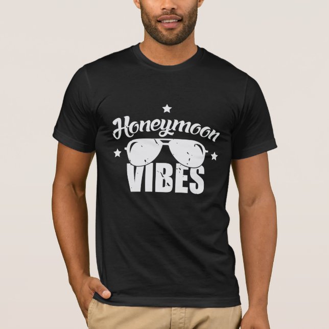 Honeymoon Vibes Gift par Helgdag T Shirt (Framsida)