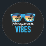 Honeymoon Vibes - Honeymooning Vacation Bröllop Br Runt Klistermärke<br><div class="desc">Honeymoon Vibes - Honeymooning Vacation Bröllop Bride Groom</div>