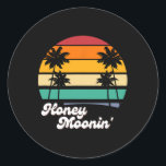 Honeymoonin Bride Groom Honeymoon Vacation Bröllop Runt Klistermärke<br><div class="desc">Honeymoonin Bride Groom Honeymoon Vacation Wedding Gifts</div>