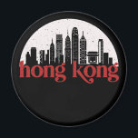 Hong Kong China Vintage City Skyline Cityscape Magnet<br><div class="desc">Vintage- och reflexritorier med vackra skyliner, attraktion och cityscape-konst. Coola skyscraper och byggnad silhuette illustrerar handelsvara för turister och resenärer. Perfekt som souvenir att ta med sig hem när man reser hela världen runt. Spara minnet av din resa och semester med familj och vänner. Bakgrunden till färg kan anpassas till...</div>