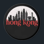 Hong Kong China Vintage City Skyline Cityscape Magnet<br><div class="desc">Vintage- och reflexritorier med vackra skyliner, attraktion och cityscape-konst. Coola skyscraper och byggnad silhuette illustrerar handelsvara för turister och resenärer. Perfekt som souvenir att ta med sig hem när man reser hela världen runt. Spara minnet av din resa och semester med familj och vänner. Bakgrunden till färg kan anpassas till...</div>