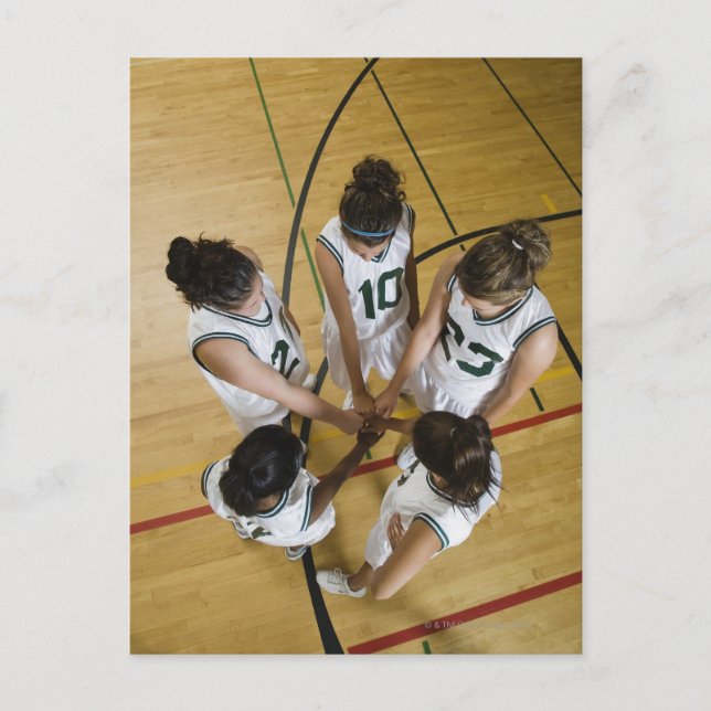 Honlig basketboll som har grupphandskakning. vykort (Framsida)