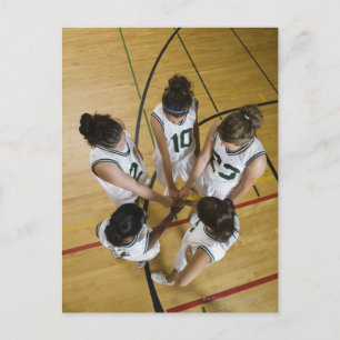 Honlig basketboll som har grupphandskakning. vykort