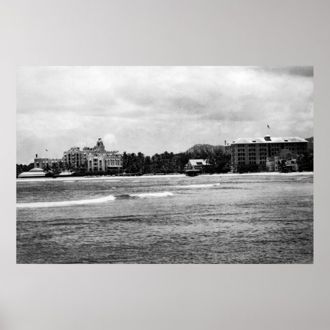 Honolulu, HA - View of Moana & Royal Hawaiian Poster (Framsidan)