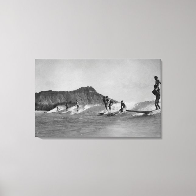 Honolulu, Hawaii - Surfers off Waikiki Beach Canvastryck (Framsida)