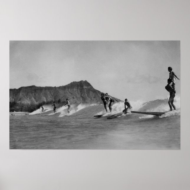 Honolulu, Hawaii - Surfers off Waikiki Beach Poster (Framsidan)