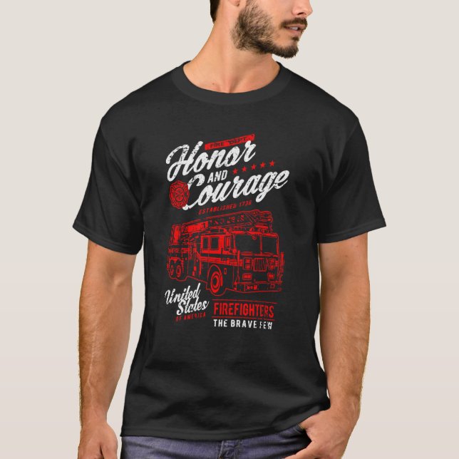Honor and Courage Firefighter Fire Dept Fire Truck T Shirt (Framsida)
