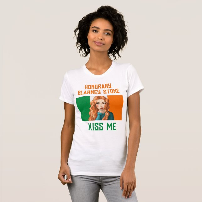HONORARY BLARNEY STONE IRISH LASS KISS ME T-Shirt (Hel framsida)