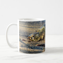 Honu som vilar på sanden kaffemugg