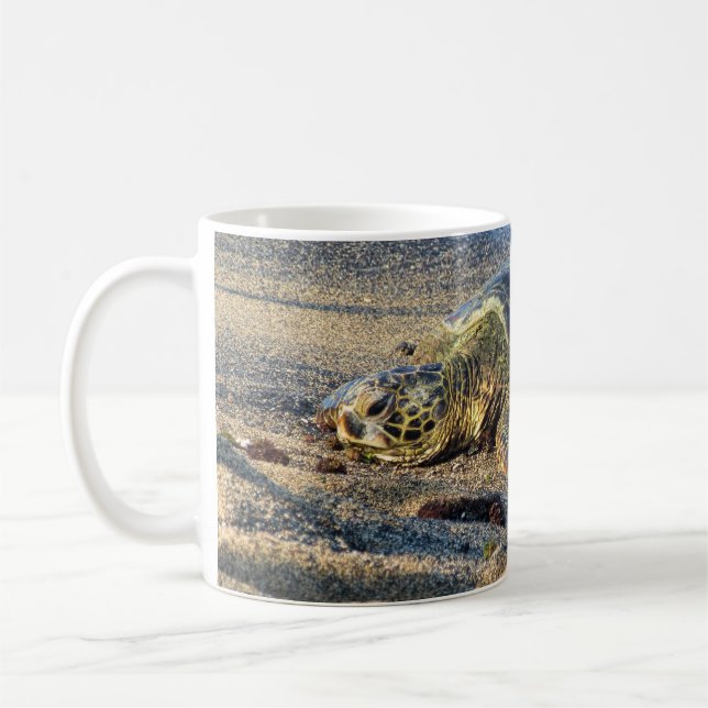 Honu som vilar på sanden kaffemugg (Vänster)