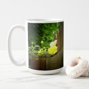 Honungbi som pollinerar gul roshäcken kaffemugg
