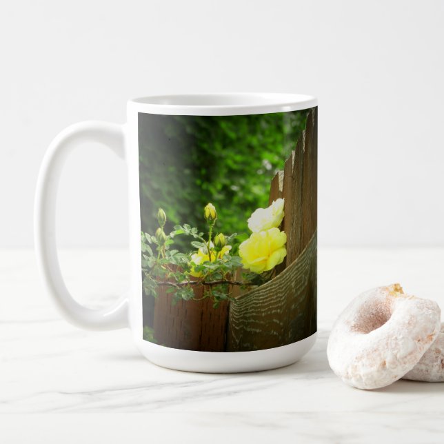 Honungbi som pollinerar gul roshäcken kaffemugg (Med munk)