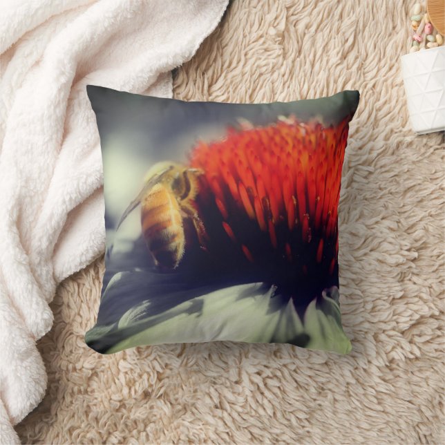 Honungsbi på Echinacea-blomma Kudde (Filt)