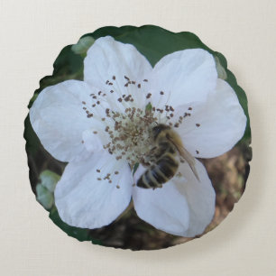 Honungsbi på svartbärsblomma rund kudde