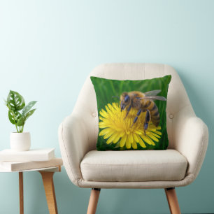 Honungsbin på en Gult Dandelion Kudde