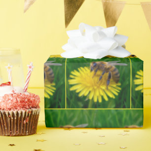Honungsbin på en Gult Dandelion Presentpapper