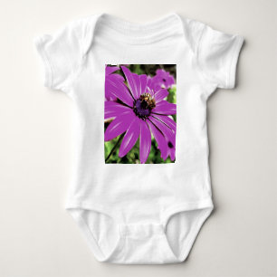 Honungsbin på en Lila afrikansk Daisy Art T Shirt