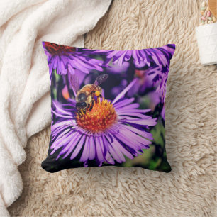 Honungsbin på Lila Aster Flower Kudde