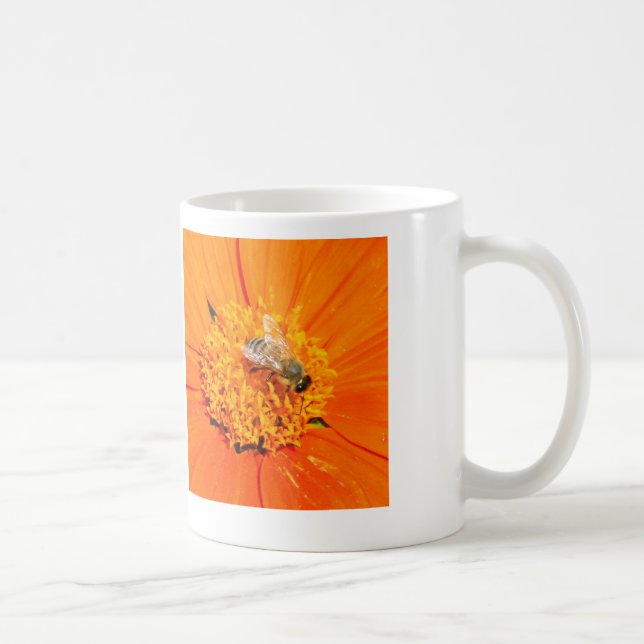 honungsbin på orange blomma mugg (Höger)