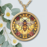Honungsbin Ro-glasskikt Guldpläterat Halsband<br><div class="desc">På detta unika halsband är bilden av ett honungsbin från guld mot en bakgrund av nedfläckaden stil. Ett gräns med rött och rosa ros och en subtil ljusglöd ger större intresse åt utformningen. Elegant,  ljus och färglös! Se till att se motsvarande öronringar och nyckelring i vår butik.</div>