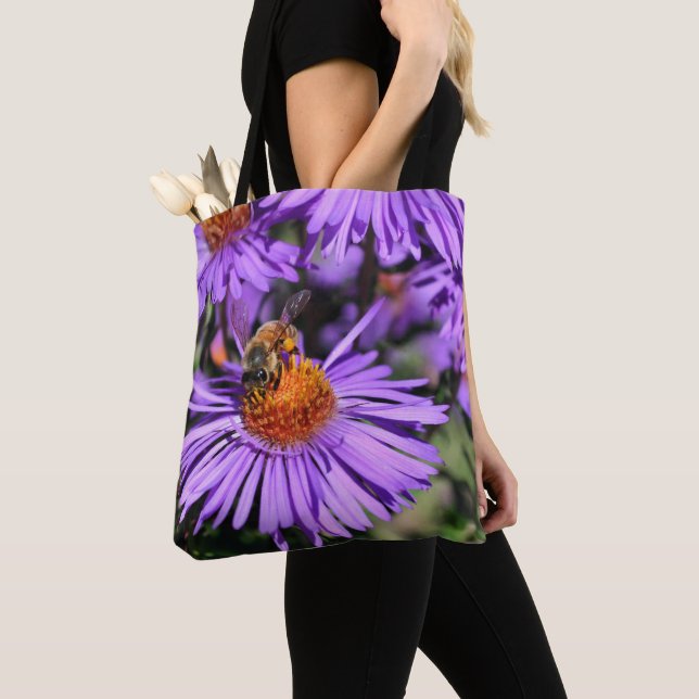 Honungsbin vid Lila Aster Flower Nature Tygkasse (Närbild)