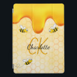 honungsdroppsmonogram för honung från humla iPad pro skydd<br><div class="desc">Gult,  vit bakgrund med bikaka mönster och lycklig som leker humla. Dekorerad med söt,  gyllene honungsdroppar. Anpassa och lägg till ditt namn och monogram initialer,  guldfärgat och svart brev. Namn är skrivet med ett handskript i stil.</div>