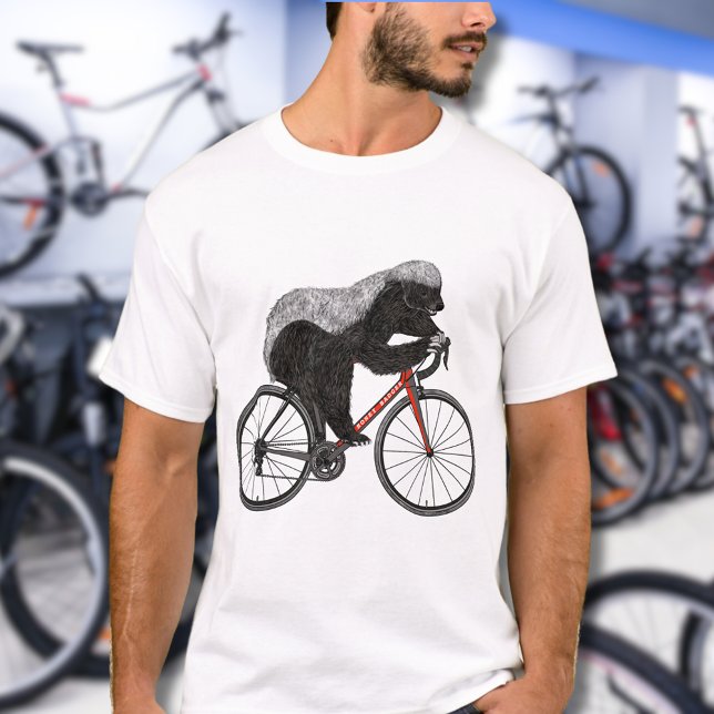 Honungsgrävling Cykelkörning T Shirt (Funny honey badger cycling on a bicycle a wild animal badass cyclist illustration )