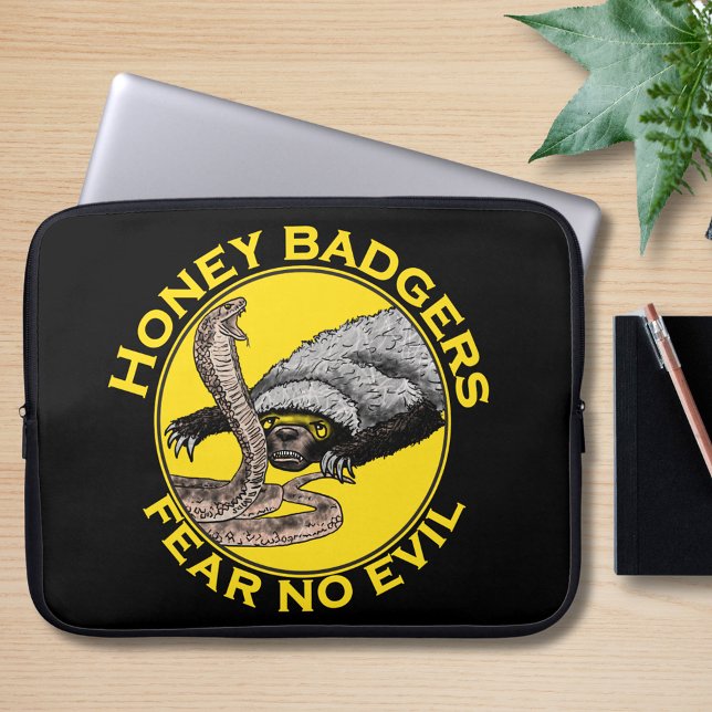 Honungsgrävlingar fruktar ondt ej citat laptop fodral (Honey badgers fear no evil quote badass honey verses snake art black and yellow laptop sleeve)