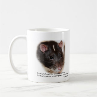 Hooded råtta med ordmuggen kaffemugg