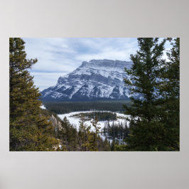 Hoodoos och Snowy Tunnel Mountain, Alberta Poster