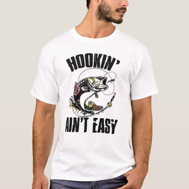 Hookin’ Ain’t Easy Fishing T-Shirt – Funny Angler  (Framsida)