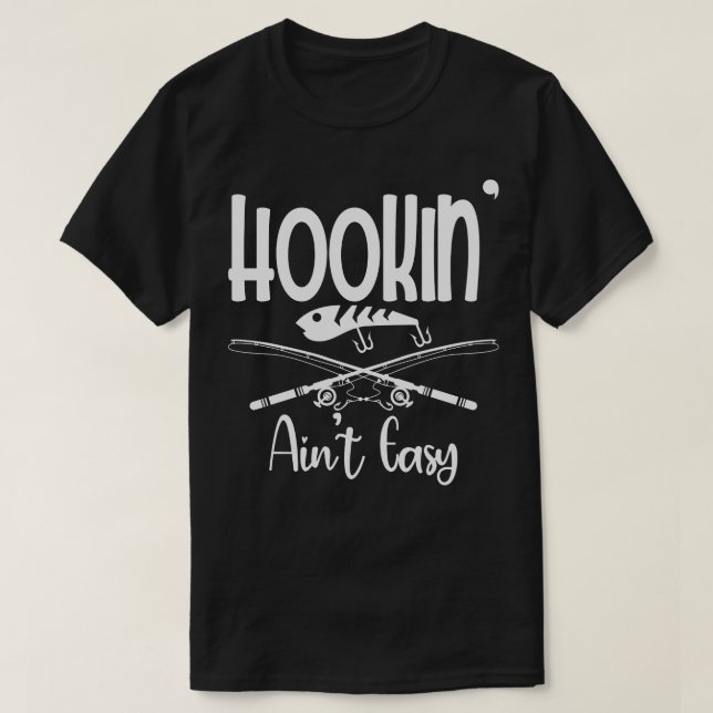 Hookin Aint Easy Fisherman Fishing T Shirt (Design framsida)