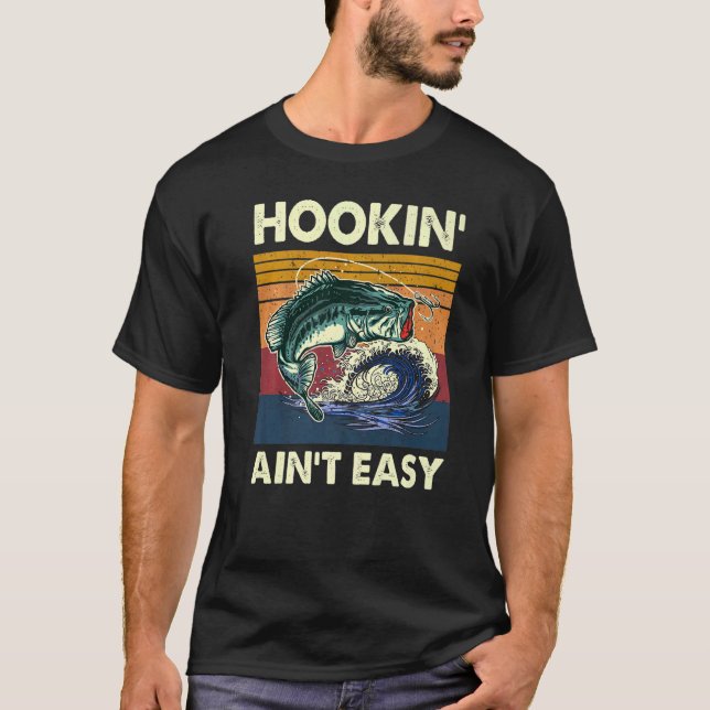 Hookin' Ain't Easy Fishing Fisherman     1 T Shirt (Framsida)